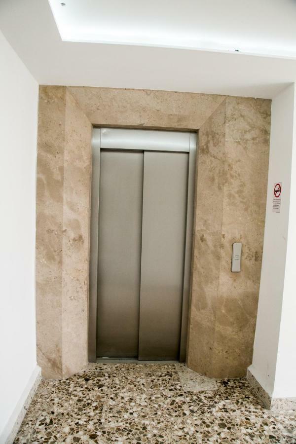 Booking 500 Monterrey Exteriör bild